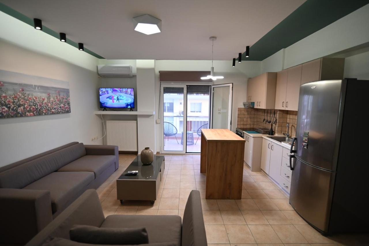 The Whole Packet A4 Center With Parking Apartment Larissa Bagian luar foto